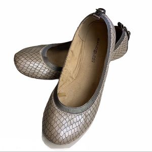 {Bandolina} Dina Flexible Ballet Flats Neutral Snakeskin 9